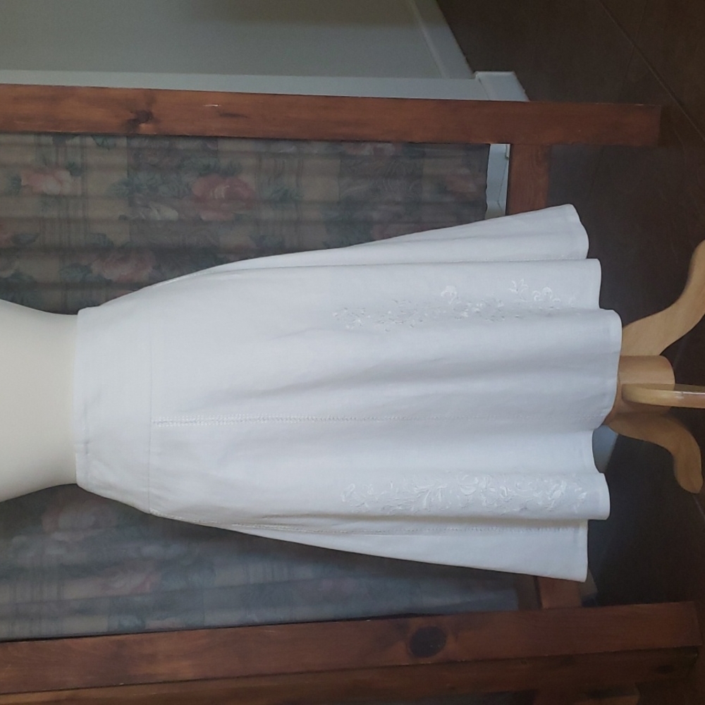 Hillard & Hanson white skirt with embroidery detail. Linen/rayon mix.